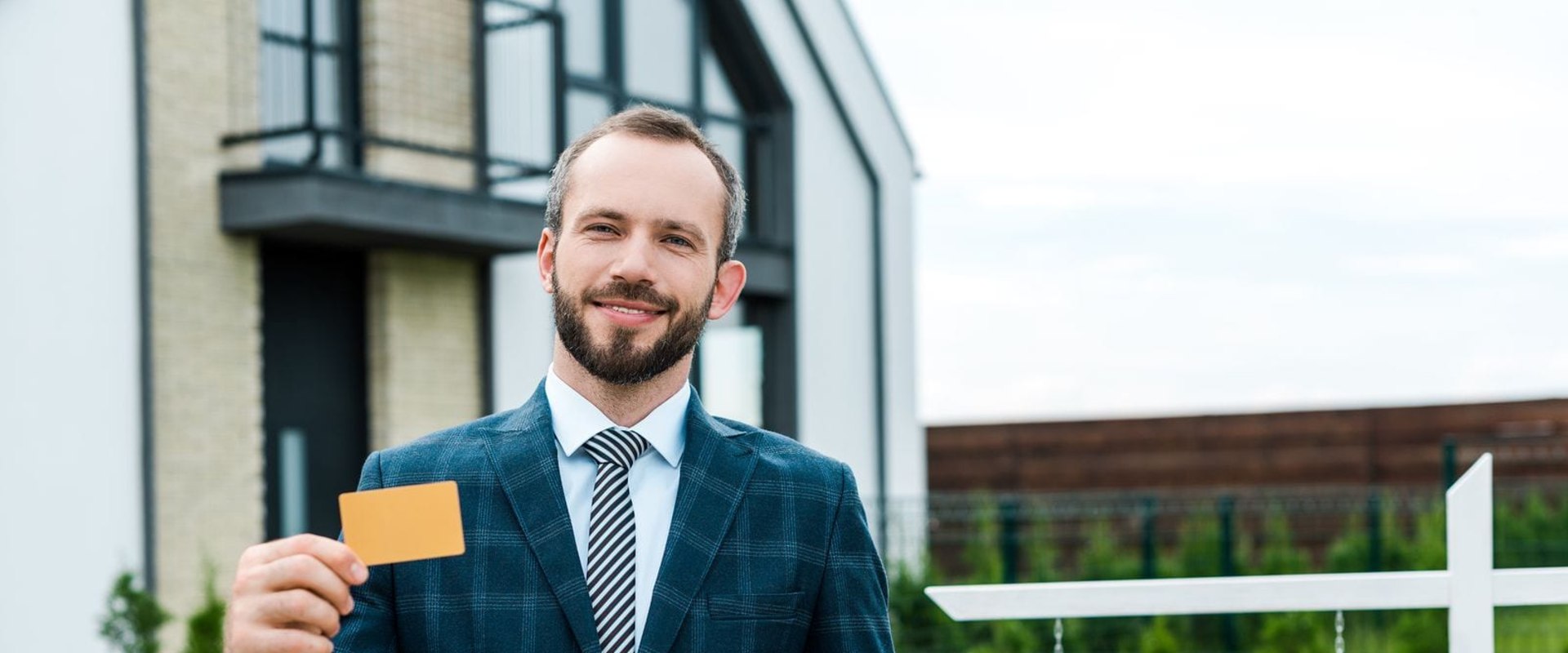 Do real estate agents have to work for a broker texas?